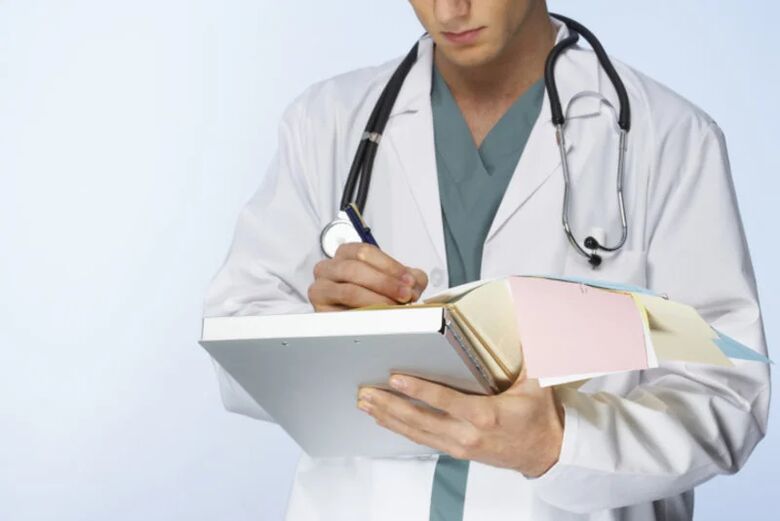 Der Arzt verschreibt ein Behandlungsschema für virale Prostatitis.