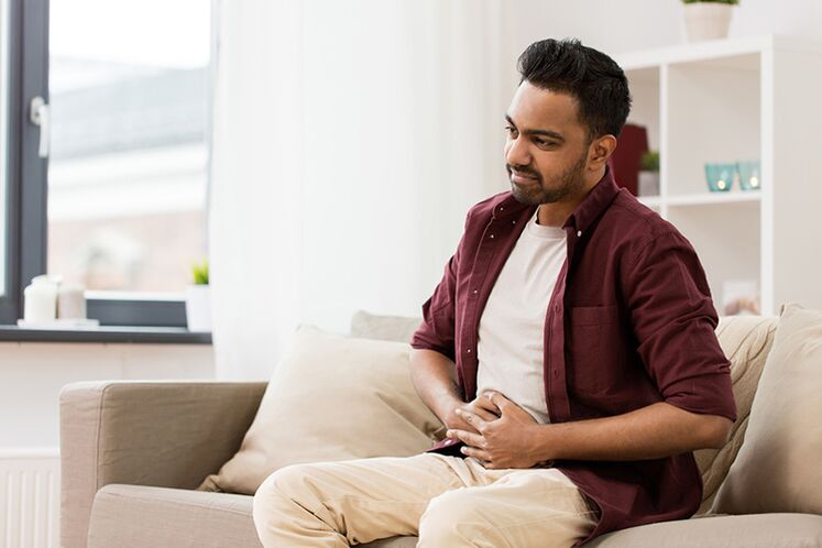 Bei einem Mann treten die ersten Symptome einer Prostatitis auf.